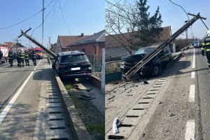 FOTO. Impact violent în judeţul Satu Mare! Un şofer a rupt cu maşina un stâlp de electricitate