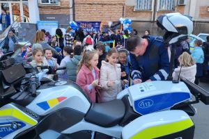 Elevi de la mai multe şcoli au venit să-i felicite pe poliţişti de ziua lor