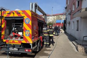 Explozie urmată de incendiu într-un apartament din Bacău: 22 de persoane evacuate, două au primit îngrijiri medicale