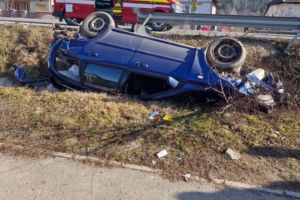 Accident în judeţul Satu Mare: o tânără şoferiţă s-a răsturnat cu maşina în şanţ. Ea şi o pasageră au ajuns la spital