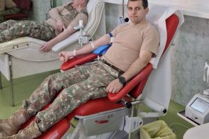 FOTO Lecţie de umanitate a militarilor din Botoşani. Au donat sânge pentru cei aflaţi în suferinţă