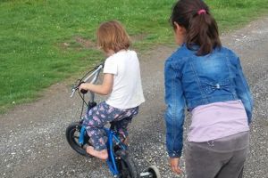 Apelul Academiei Mamicilor a avut ecou: biciclete daruite copiilor din familii nevoiase din Timis