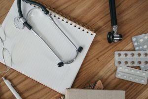 Medic trimis in judecata pentru luare de mita! Ce sume ar fi primit pentru revizuirea sau emiterea deciziilor medicale asupra capacitatii de munca a pacientilor