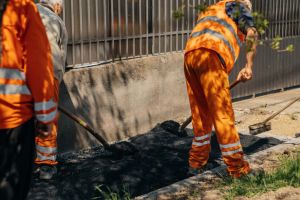 Restricţii de circulaţie pe trei străzi din Timişoara. Se repară trotuarele