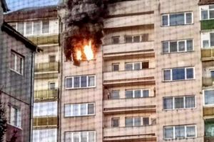 Incendiu într-un apartament din Argeş, provocat de o ţigară. Un bărbat a ajuns la spital