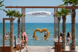 Ultimatum pentru Azimuth: In timp ce ministrul Buzoianu cere demolarea barului, ABADL deschide un proces impotriva firmei lui Ștefan Odagiu