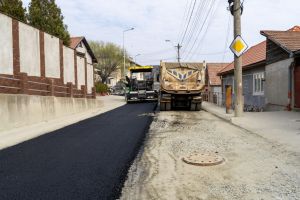 Încep lucrările de asfaltare pe străzile Hermann Oberth şi Târnavei din Mediaş / foto