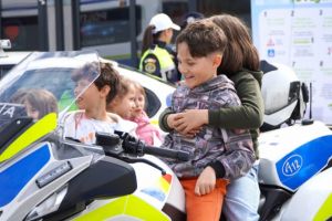 Spectacol de ziua Poliţiei la Sibiu: copiii au urcat pe motociclete şi au aplaudat show-ul câinilor dresaţi / video foto