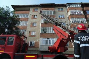 Zeci de pompieri şi mijloace tehnice mobilizate de Rusalii, în judeţul Alba, pentru stingerea incendiilor şi salvarea de vieţi