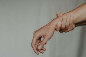 Femicidul, recunoscut oficial în România. Lege adoptată cu vot covârşitor în Parlament