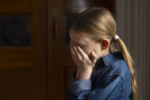 Șapte persoane, suspectate ca ar fi exploatat sexual o copila de 12 ani! Tribunalul Constanta le mentine dupa gratii 