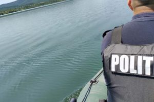 Au rămas fără peşte şi barcă. Doi pensionari din Lugoj, prinşi cu noaptea în cap că pescuiau ilegal pe Lacul Surduc