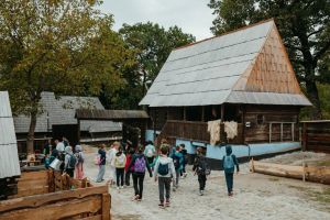 Muzeul ASTRA deschide un atelier interactiv de prelucrare a lânii la gospodăria din Tilişca