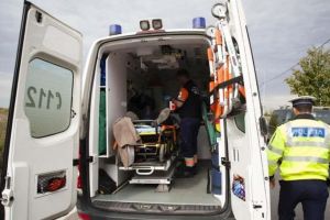 Accident în lanţ pe DJ 592, între Moşniţa Nouă şi Chevereşu Mare. O fetiţă de 11 ani a ajuns la spital