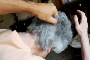 Sătmăreancă în vârstă de 81 de ani, bătută de propriul fiu. Individul s-a îmbătat şi şi-a lovit mama cu pumnii în cap