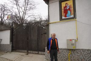 Tradiţie unică într-un sat din Sibiu: icoane pictate pe case, duse mai departe de un fost muncitor / foto