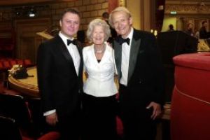 Fondatorii Hope and Homes for Children, Mark si Caroline Cook, si directorul regional, Stefan Darabus, decorati de presedintele Klaus Iohannis