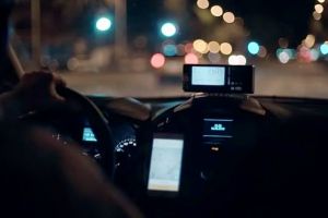 Șofer Bolt, bătut şi jefuit de trei tineri după o cursă comandată noaptea