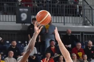 CSM CSU Raiffeisen s-a impus fără probleme la Timişoara, consolidându-şi poziţia de lider în Liga Naţională de baschet