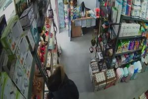 VIDEO: Filmată când fura o brăţară!