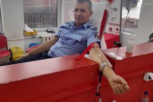 Jandarmii gorjeni donează sânge pentru o şansă la viaţă