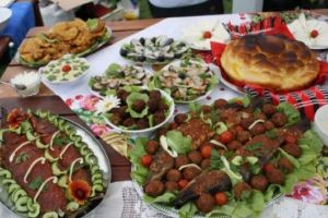 Masa de Paşte va fi un privilegiu pentru mulţi români. Preţul mielului sare de 60 lei/kg, iar cozonacul şi pasca se transformă în deserturi de lux