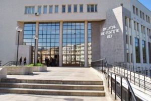 Soluţii diferite în cauze identice la Tribunalul Olt. Cazul angajaţilor Direcţiei de Sănătate Publice