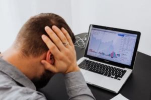 Om de afaceri înşelat cu 400.000 lei. Nu i-a venit să creadă cum a fost ţepuit