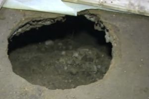 Botoşăneanul care a trăit peste 20 de ani într-o groapă în şură, apoi sub soba casei. „Mama îmi dădea noaptea să mănânc”