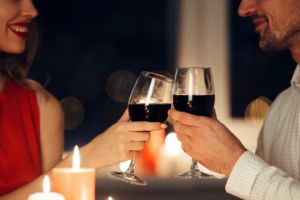 Cât costă să scoţi o femeie la date în 2026, la Botoşani. Câţi bani dai doar pe cină şi flori