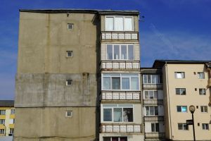 Adio balcoane închise cu termopan! Primăria Bistriţa vrea sticlă