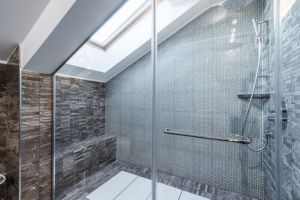 Sfaturi utile pentru curăţarea cabinei de duş