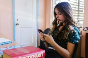 Algoritmii Meta şi TikTok împing în faţă conţinutul toxic. Motivul: ţine utilizatorii mai mult timp online