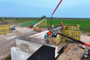 Viaţa pe şantierele UMB: salarii mari, muncă grea şi sacrificii personale. Ce spun angajaţii