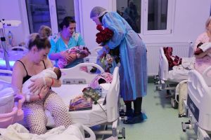 FOTO Sute de daruri şi emoţie la Maternitatea Botoşani, de Buna Vestire. O parohie din Botoşani a mobilizat o comunitate întreagă pentru a aduce zâmbetul pe buze mămicilor