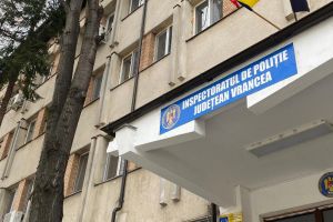 Exemplu de spirit civic în Focşani: Portofel găsit într-un supermarket şi predat poliţiei