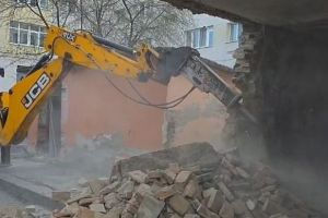 Prima demolare de clădire construită ilegal în Bistriţa. ”Vom curăţa oraşul”