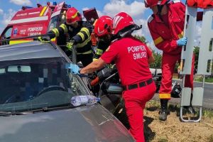 Două autotrenuri încărcate cu substanţe periculoase şi o maşină, implicate într-un accident între Lugoj şi Găvojdia
