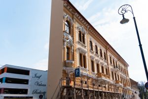 Jos pălăria: O nouă bijuterie arhitecturală reabilitată în centrul oraşului Oradea, o clădire „în formă de pană” ridicată la începutul secolului XX (FOTO/VIDEO)