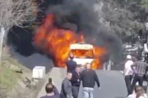 O ambulanţă a ars ca o torţă pe DN28. Focul a cuprins şi vegetaţia din apropiere