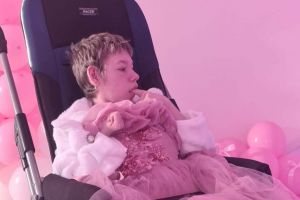 Apelul unei mame din Timişoara. Are nevoie de 12.000 de lei pentru un scaun vital fiicei sale cu dizabilităţi