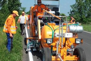 Drumarii banateni au primit un utilaj modern pentru marcarea drumurilor din administrare