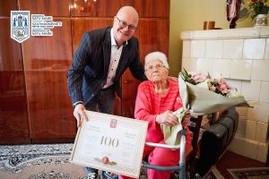 FOTO. Moment special şi plin de emoţie: sătmăreanca Rozalia Puscaş a împlinit 100 de ani, iar primarul Kereskényi Gábor i-a fost alături