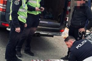FOTO Un bărbat din Botoşani prins cu ţigări de contrabandă de 20.000 lei. A rămas şi fără marfă, şi fără autoutilitară