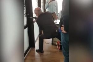 VIDEO Birourile unei primării din România sparte cu drujba