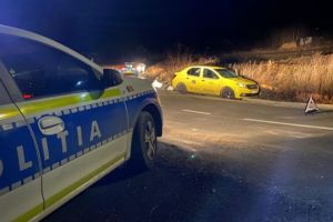 Taximetrist tâlhărit în Satu Mare! Trei indivizi l-au bătut crunt, apoi i-au furat banii şi maşina. Autoturismul, găsit răsturnat