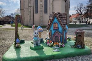 Bistriţa se pregăteşte de Paşte: centrul istoric, decorat cu ouă şi iepuraşi