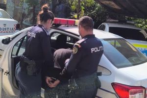 Axente Sever: conflict de familie dus prea departe – bărbat de 50 de ani, reţinut după ce şi-a ameninţat repetat bunica