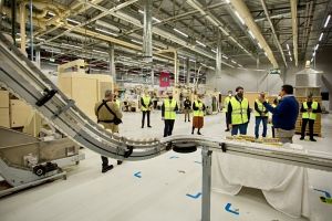 Se deschide o nouă fabrică modernă. Sute de locuri de muncă create