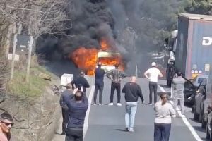 Ambulanţă din judeţul Bacău, cuprinsă de flăcări în mers pe DN 28, în judeţul Iaşi